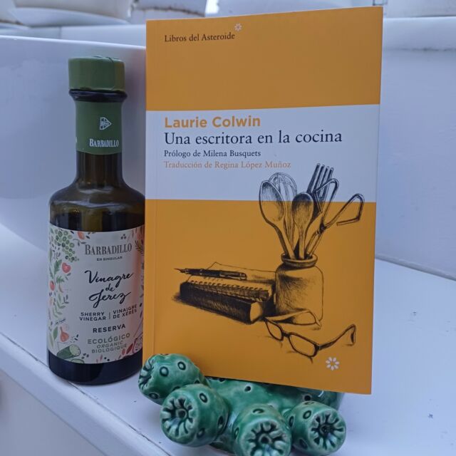 Una pequeña Joya!!!😍 Leyendo este libro, tan recomendable en todos los sentidos, nada más empezar, en la introducción, en la página 9, nos llevamos la enorme sorpresa de este piropo al Vinagre de Jerez, dicho de manera tan natural y contundente a la vez “ …Los accesorios de cocina, el equivalente culinario del bolso espectacular o de los zapatos soberbios que hacen que cualquier prenda luzca mil veces mejor. La mantequilla sin sal y el aceite de oliva de calidad valen lo que cuestan, lo mismo que el vinagre bueno (mi favorito es el de Jerez, español)….👏👏
Laurie Colwin lo escribió en Nueva York en 1.987, está lleno de anécdotas entrañables, reflexiones y de buenos consejos de cocina, una exquisitez!!. Al final queda un regusto triste porque apenas cuatro años más tarde falleció de forma repentina. A lo largo del libro se va viendo como disfrutaba cocinando para amigos y familia y en especial para su pequeña hija a la que dejó demasiado pronto. Sus consejos y sus recuerdos se quedan con nosotros. Os lo recomendamos!!! En especial a los que disfrutan cocinando para los más queridos.❤️❤️
#librosdelasteroide #lauriecolwin #lauriecolwinhomecooking #lauriecolwin #milenabusquets #reginalopezmuñoztraductora #vinagredejerez #sherryvinegar #vinagredejerezdo #ElMejorAderezodelMundo⁣ ⁣ #healthcare #health #cocinarencasa