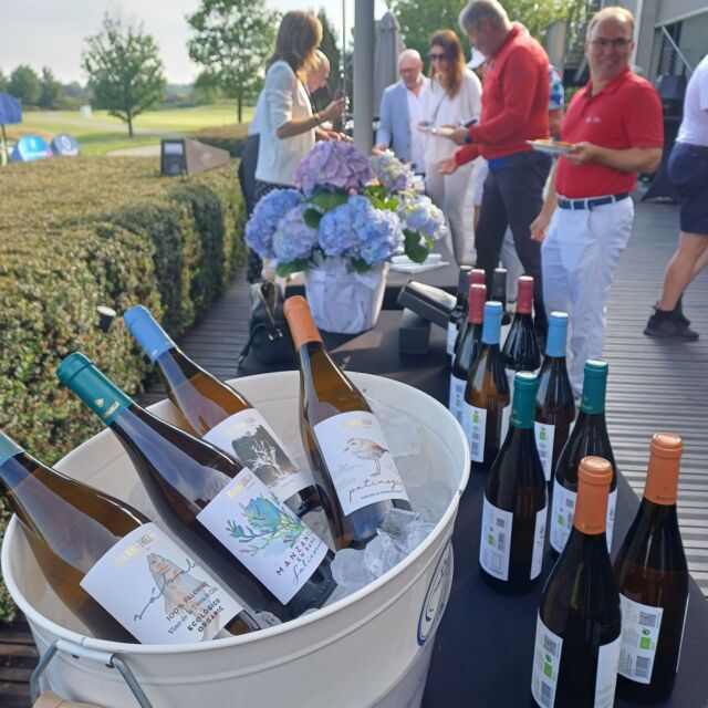 Este pasado Sábado hemos estado en Częstochowa (Polonia) en el @rosagolfclub , con motivo de la nueva edición del torneo @desaborpremiumgolfcup . Organizado por nuestro importador @desaborgourmetcollection , en colaboración con @Turespana, ha estado dedicado al destino Andalucía, contando con el patrocinio del @santander_es y @turismoand . Allí junto a @castillodecanena y @959iberico presentamos nuestra gama de vinos ecológicos de @barbadilloensingular Han gustado muchísimo!!
Last Saturday we were in Częstochowa (Poland) at the rosagolfclub, on the occasion of the new edition of the ESABOR Premium Golg Cup tournament. Organized by our importer Desabor, in collaboration with Turespaña, it has been dedicated to the destination Andalusia, with the sponsorship from Banco de Santander and the Andalusian Tourism Department. There, together with Castillo de Canena and 959 Iberico, we presented our range of organic Barbadillo wines in singular. They liked them very much!!

@desaborpremiumgolfcup @desaborgourmetcollection #ArteSano #Jabugo #Golf #foodfromspain #premiumquality #premiumgolf #jamonlovers #vinosecologicos #barbadillo