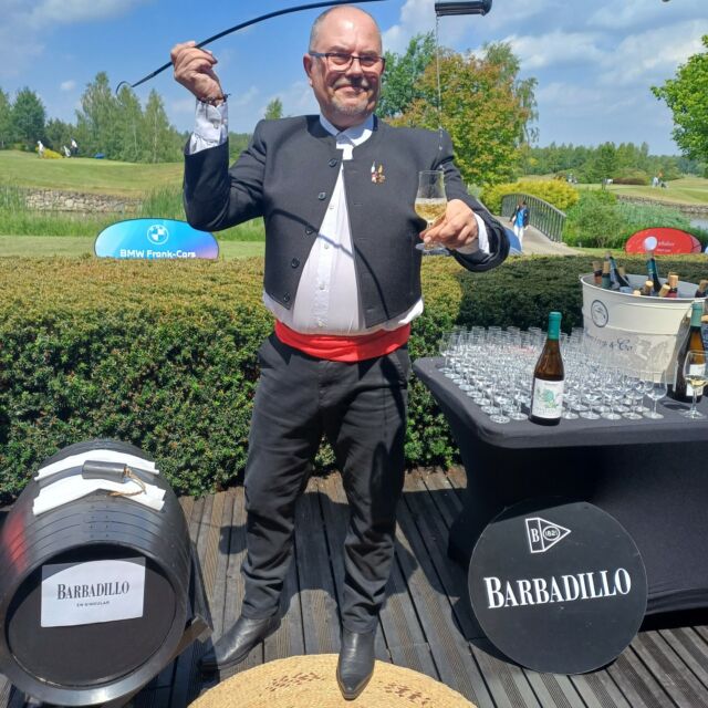 El arte de venenciar!! Alrededor del mundo podemos encontrarnos verdaderos artistas venenciando Jerez y Manzanilla, todos ellos han venido a aprender aquí y ahora dan a conocer nuestros vinos y su cultura. Aquí Maciej Katarzynski que es polaco y sumiller. Nuestro agradecimiento a todos ellos!!👏👏
The art of VENENCIAR!! Around the world we can find true artists. All of them have come to learn here and now they make our wines and its culture known. Here is Maciej Katarzynski who is Polish and sommelier. Our thanks all of them!!
#vinosdejerez #manzanilla #salicorniamanzanillaenrama #venencia #venenciador #venenciadores