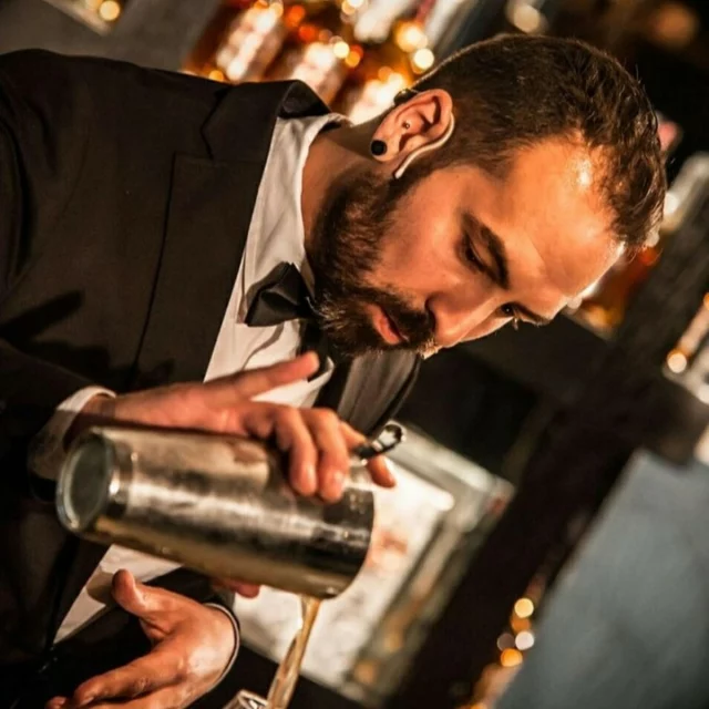 Enhorabuena👏👏 a @curro.rubio porque está entre los 6 finalistas de España en el concurso #SustainableCocktailChallenge2024 de #flordecaña por su cocktail #lágrimas de Ra, entre cuyos ingredientes está nuestro Vinagre de Jerez ecológico Barbadillo. 
La final de este concurso será el día 26. Mucha Suerte Curro!!!🍀🍀🍀.

#LágrimasDeRa #Cocktail #Sostenibilidad #mixología #flordecanachallenge #sustainablecocktailchallenge #flordecaña12 #puertodecubapremier #bodegasbarbadillo 
#barbadilloensingular 
#vinagredejerez 
#dovinagredejerez 
#organicfood 
Congratulations to Curro Rubio for being among the 6 finalists in Spain in the #SustainableCocktailChallenge2024 by #FlordeCaña with his cocktail #LágrimasDeRa, featuring our Barbadillo organic Sherry Vinegar. The final of this competition will take place on the 26th. Best of luck, Curro!"