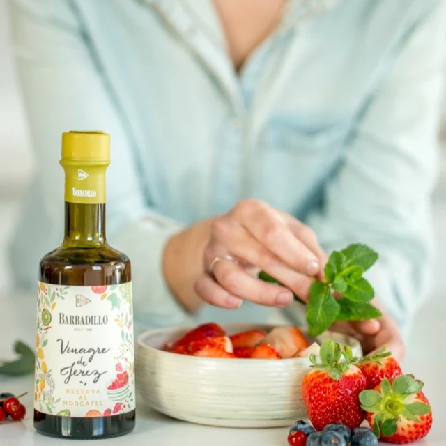 Acaba de celebrarse la primera edición de los premios “The Global Vinegar Awards” y nuestro Vinagre de Jerez BARBADILLO Reserva Al Moscatel ha sido uno de los galardonados,😍🎉🎉 entre vinagres dulces y agridulces naturales de las principales zonas productoras del mundo. Así que estamos encantados.😍😍😍
Y es que cada vez somos más los que consideramos que un buen vinagre es imprescindible en la cocina para un sinfín de platos. Muchas veces son unos acompañantes muy discretos y otras no tanto, que se vuelven protagonistas, je,je!!💯🎉 de muchos manjares. 🥗🥣🥘
The first edition of the 'The Global Vinegar Awards' has just taken place, and our Sherry Vinegar Reserva Al Moscatel was among the winners, standing out among natural sweet and bittersweet vinegars from the world’s main producing regions. We couldn’t be more thrilled!
More and more of us believe that a good vinegar is a must in the kitchen for an endless variety of dishes. Sometimes, they play a subtle supporting role, and other times, they steal the spotlight, haha!!! in many delicious creations.

#sherryvinegar #dovinagredejerez #consejoreguladordejerez #vinagredejerezdo #andysimonharris #angela_clutton #bodegasbarbadillo #barbadilloensingular
